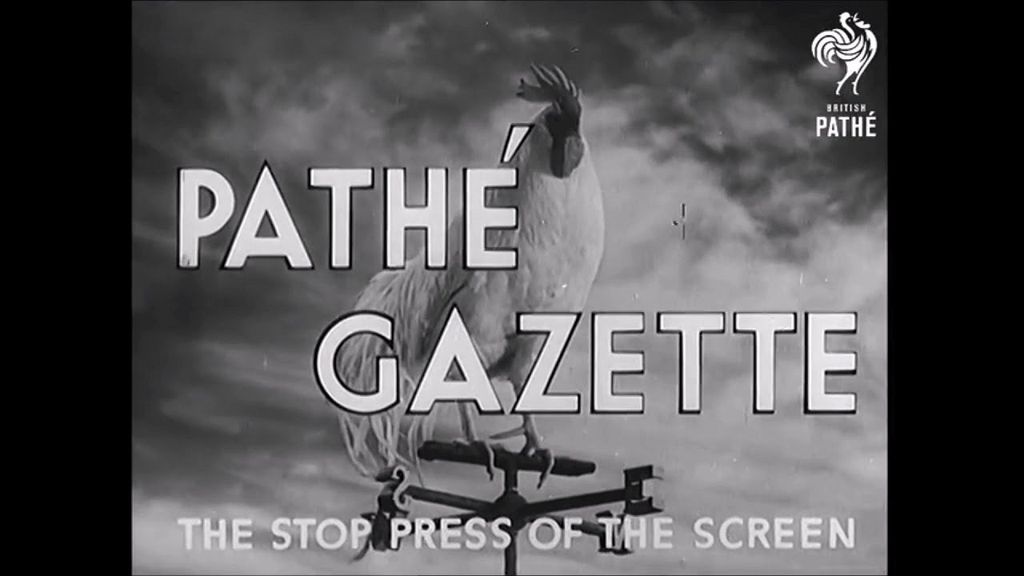 Črno-bela fotografija na kateri je prikazan petelin z naslovom \&quot;Pathe Gazette, The stop press of the screen\&quot;.