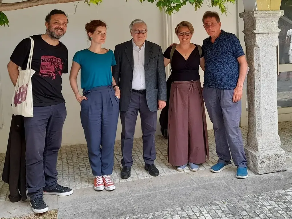 Foto di gruppo di cinque persone sorridenti.