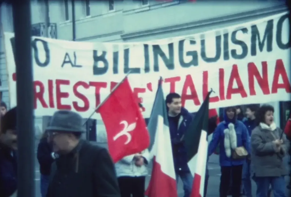 Vintage photo of a group of people with Italian flags and a banner.